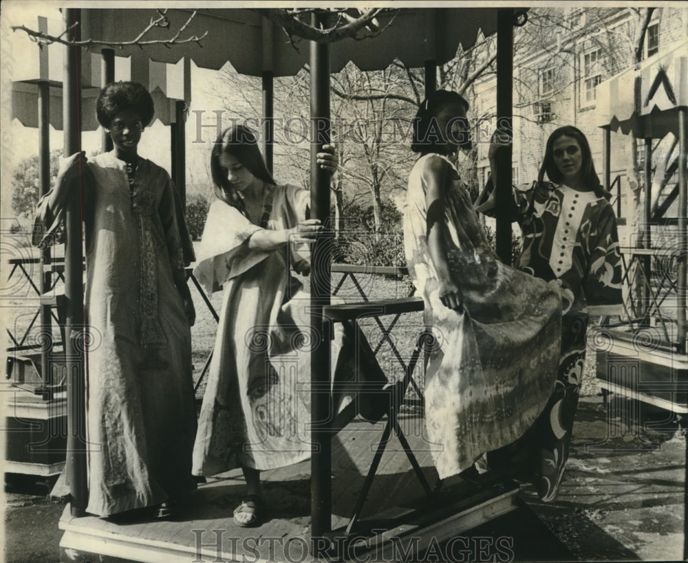 1978 Press Photo Students model 'Kinetic Sculpture' for Women's Art Fest.- Historic Images