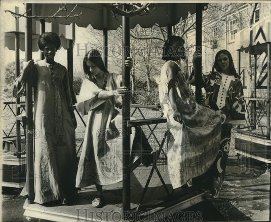 1978 Press Photo Students model 'Kinetic Sculpture' for Women's Art Fest.- Historic Images
