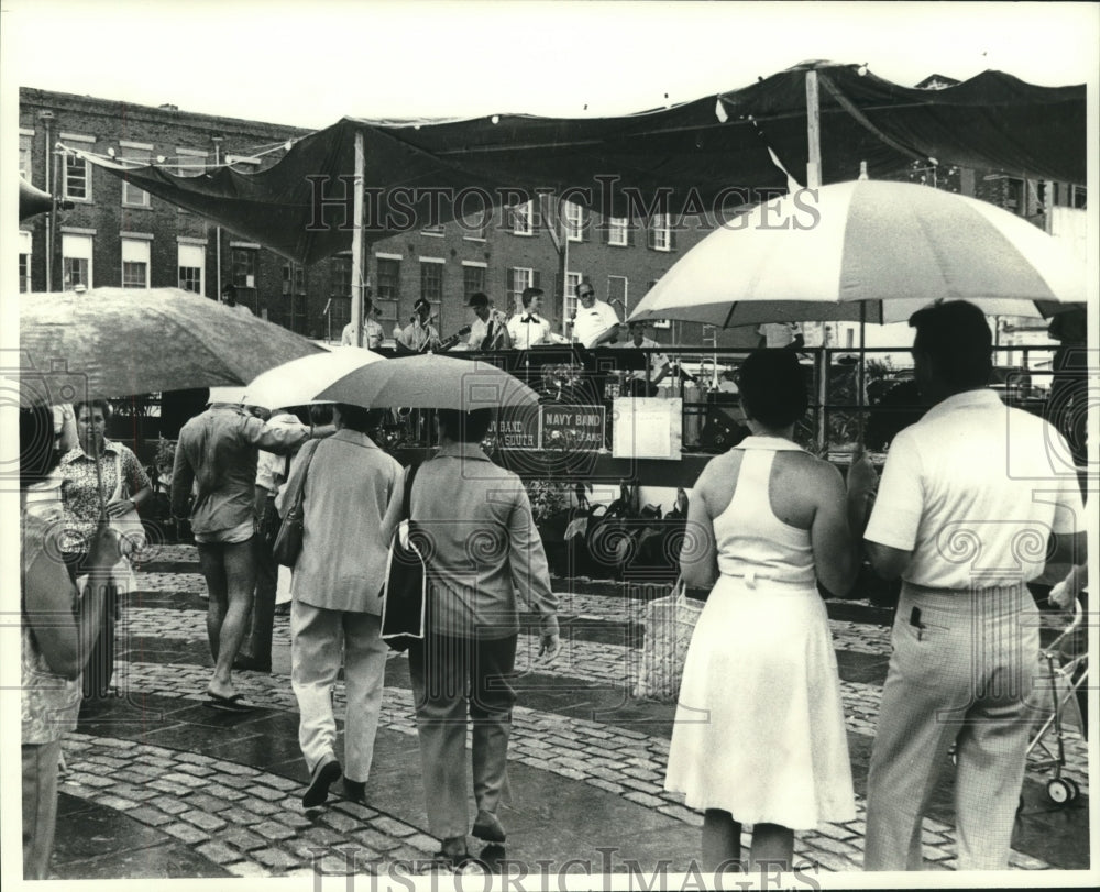 1978 Press Photo Band entertaining the crowd at a rainy Italian Festival- Historic Images