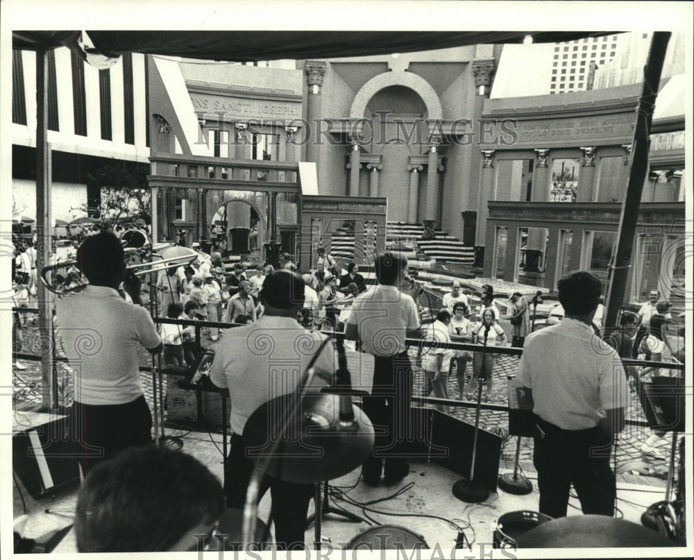 1978 Press Photo Band entertaining the crowd at the Fiesta d&#39; Italia - Historic Images