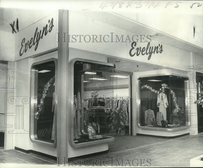 Load image into Gallery viewer, 1976 Press Photo The Newest Evelyn's, located in the Lakeside Shopping Center
