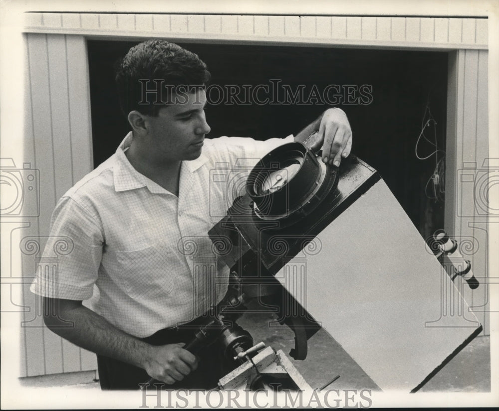 1962 Press Photo Henry Folse, Jr. with camera for photographing sky, he built.- Historic Images