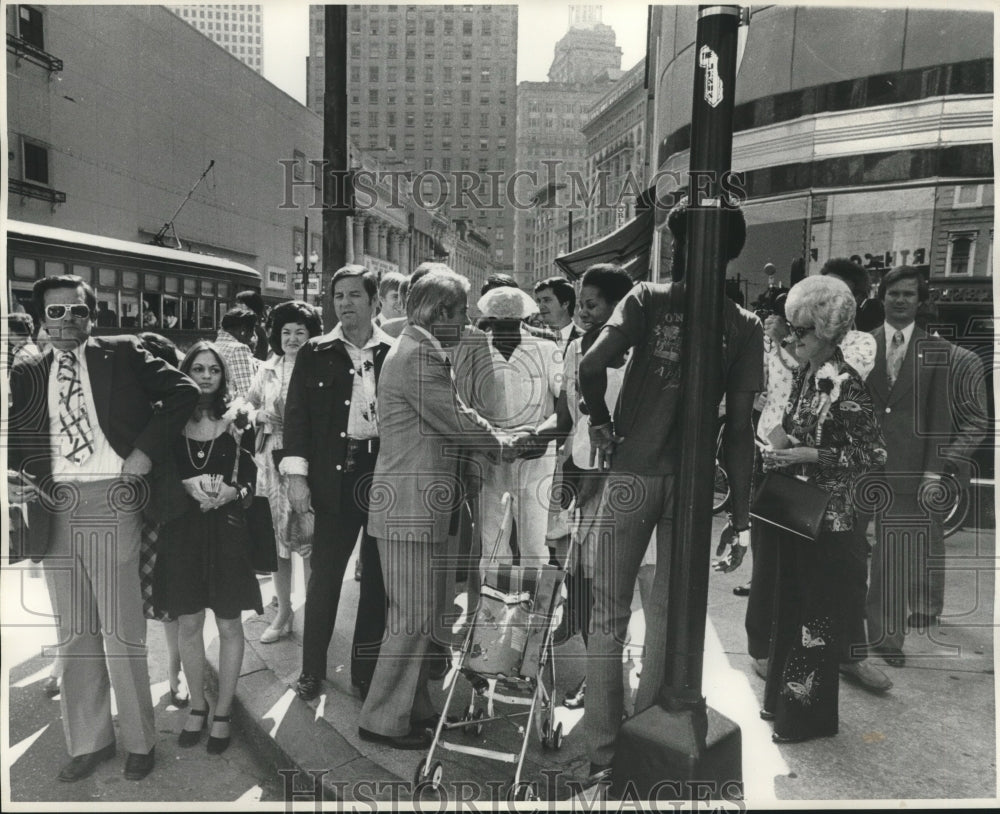 1975 Press Photo Governor Edwin Edwards talks with supporters on the street.- Historic Images