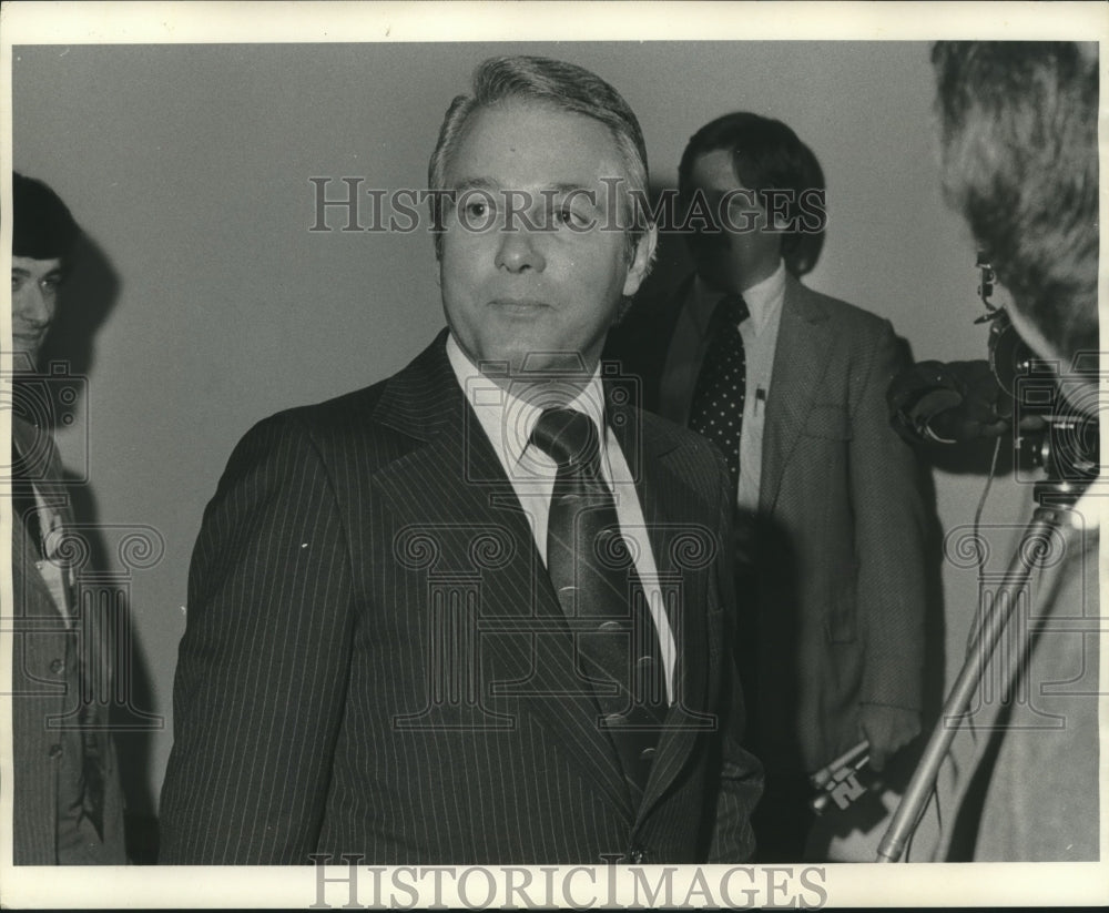 1976 Press Photo Governor Edwin Edwards talks to newsmen.- Historic Images