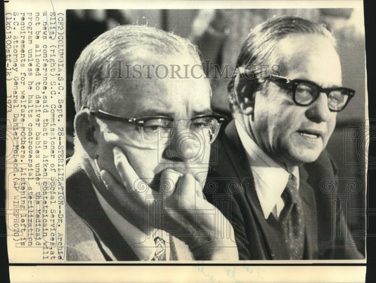 1973 Press Photo Dr. Archie Ellis & SC Attorney General McLeod with newsmen.- Historic Images