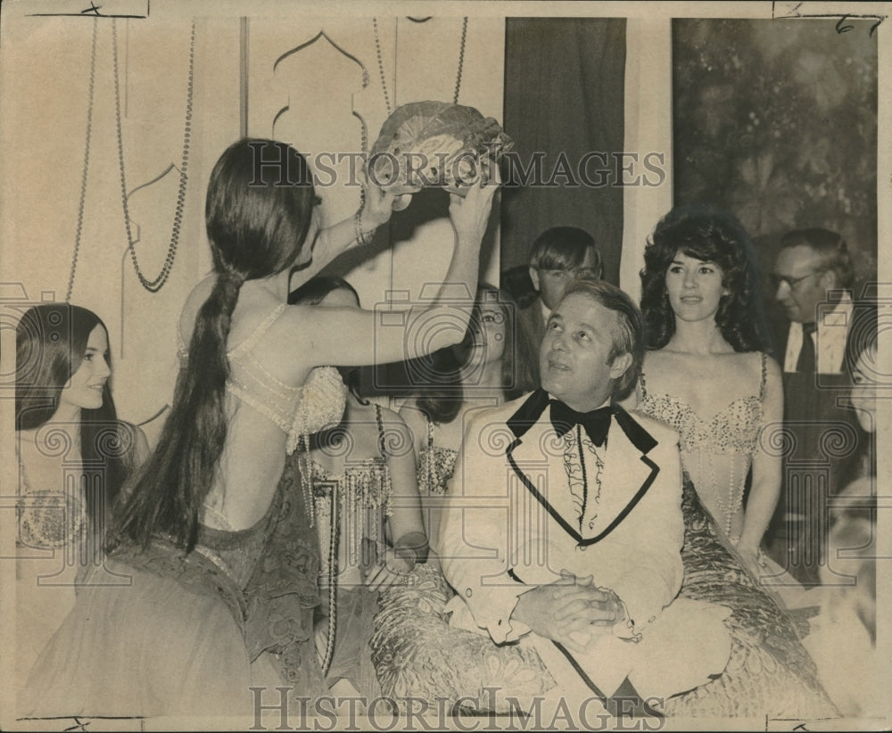 1976 Press Photo Belly dancer Habeba adorn Persian turban on Governor Edward- Historic Images