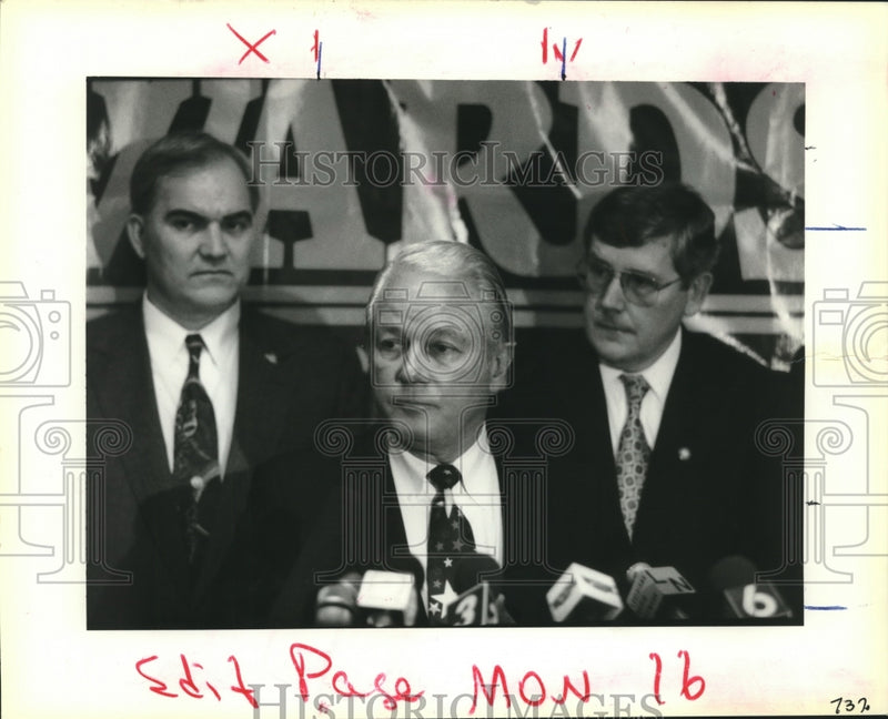 Load image into Gallery viewer, 1992 Press Photo Edwin Edwards and others at news conference. - nob08357
