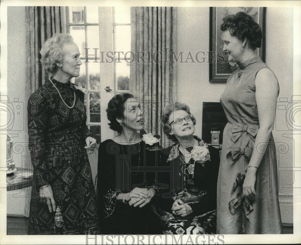 1973 Press Photo Mrs. Charles Eley &amp; other members of Liberal Arts Club.- Historic Images