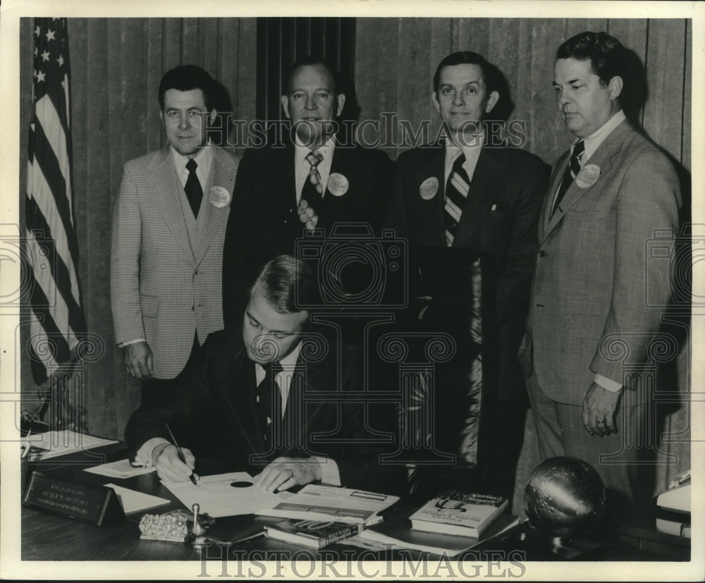 1974 Press Photo Governor Edwin Edwards of Louisiana signs the documents- Historic Images