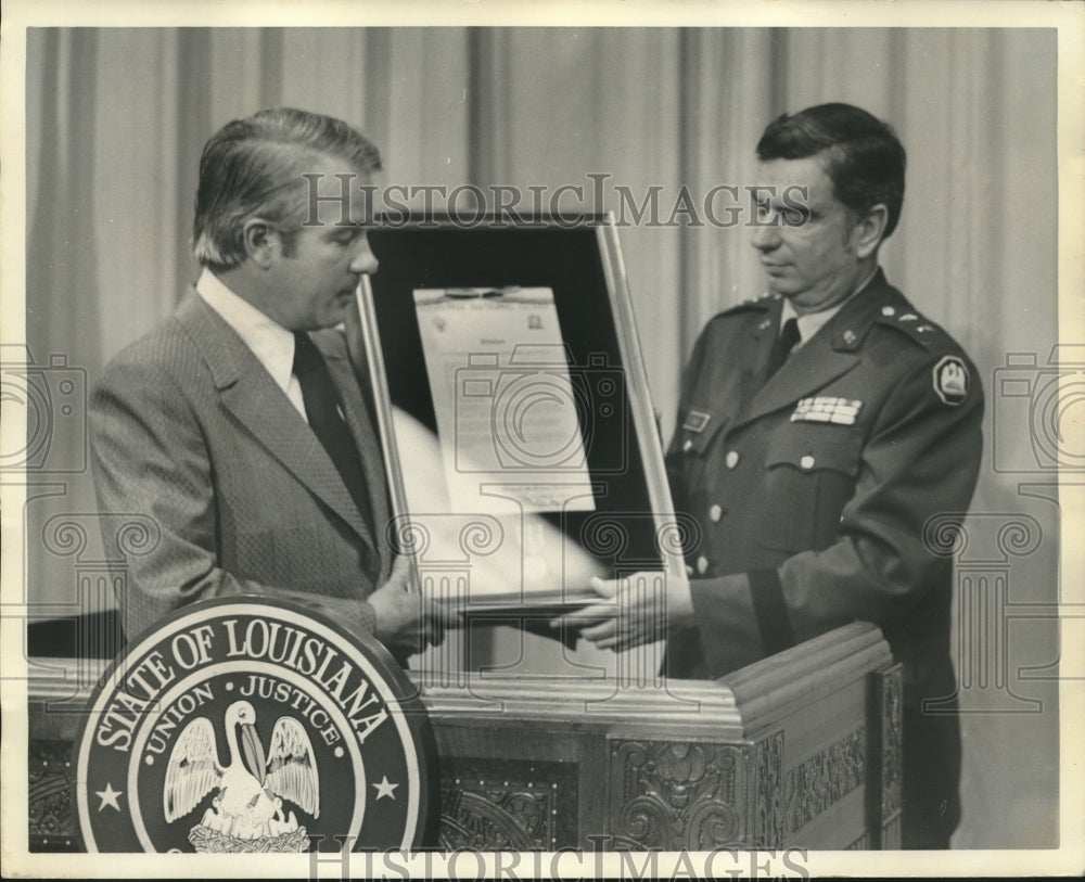 1974 Press Photo Governor Edwin Edwards of Louisiana holds a certificate- Historic Images