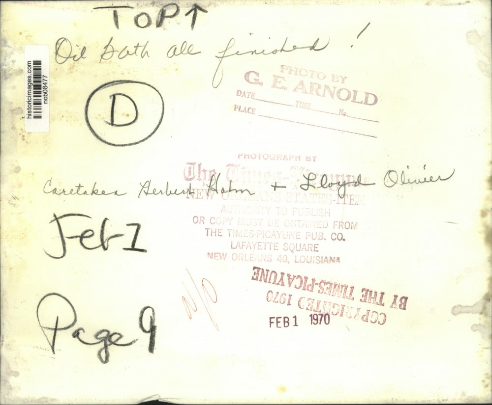 1970 Press Photo Zoo caretakers give elephant an oil bath. - nob08477