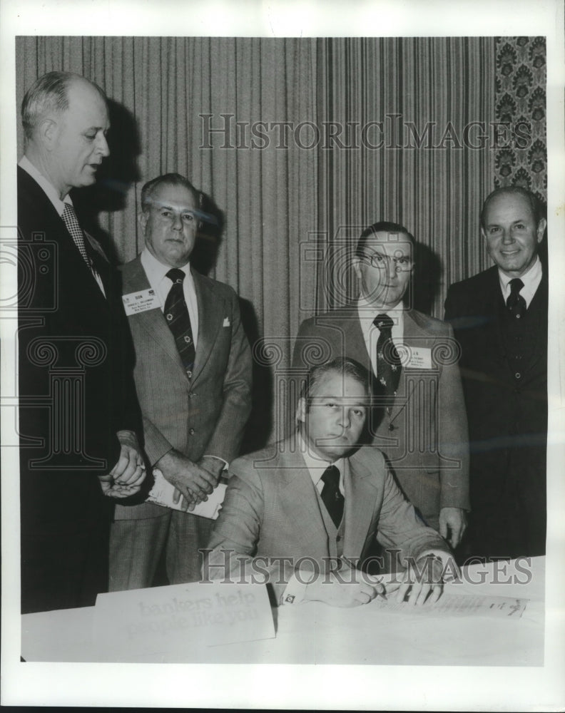 1976 Press Photo Governor Edwin Edwards signs proclamation with LBA officers- Historic Images