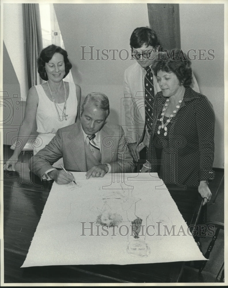 1976 Press Photo Governor Edwin Edwards with State Museum Board officers- Historic Images