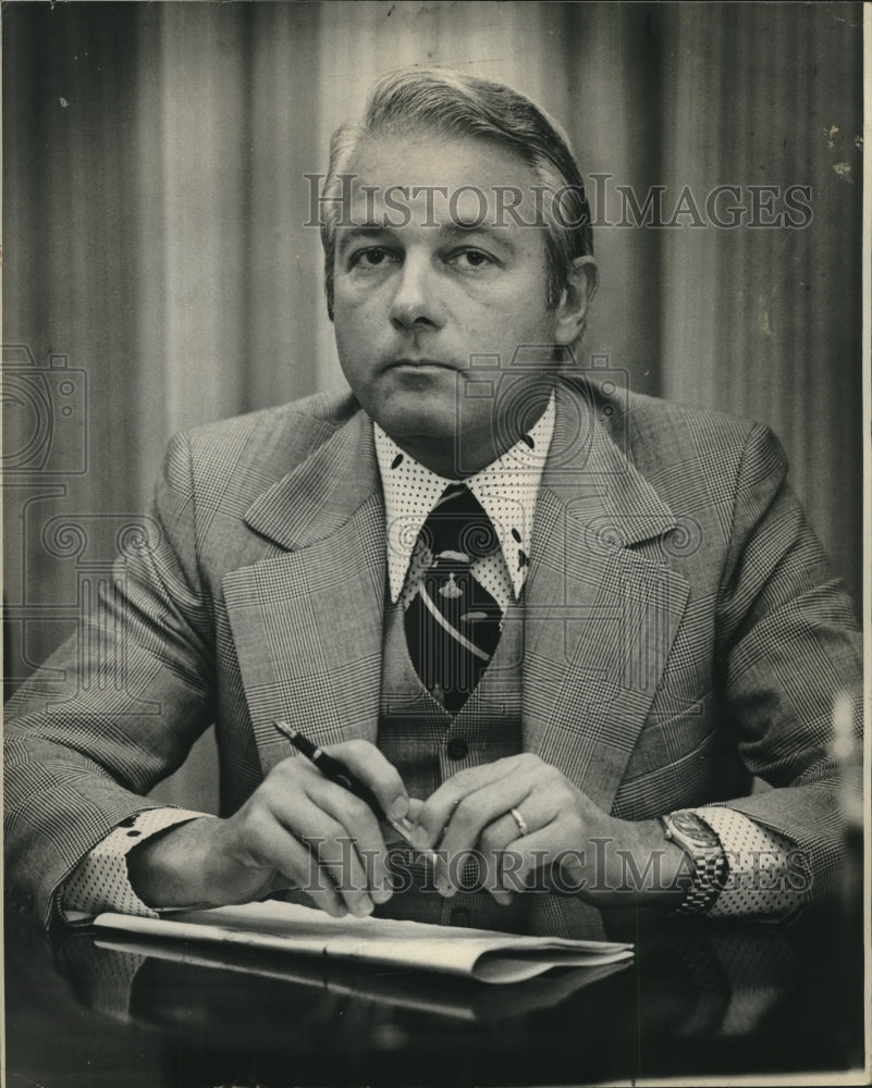 1975 Press Photo Governor Edwin Edwards with solemn expression.- Historic Images