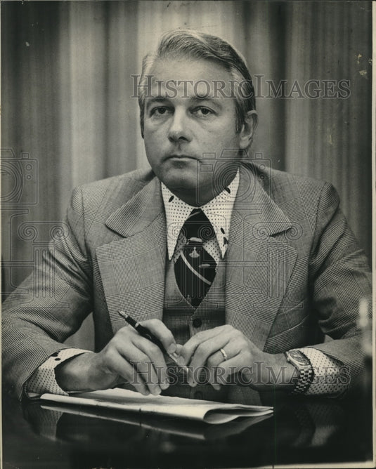 Sen Edwin Edwards 1975 Press Photo Governor Edwin Edwards with solemn expression ...