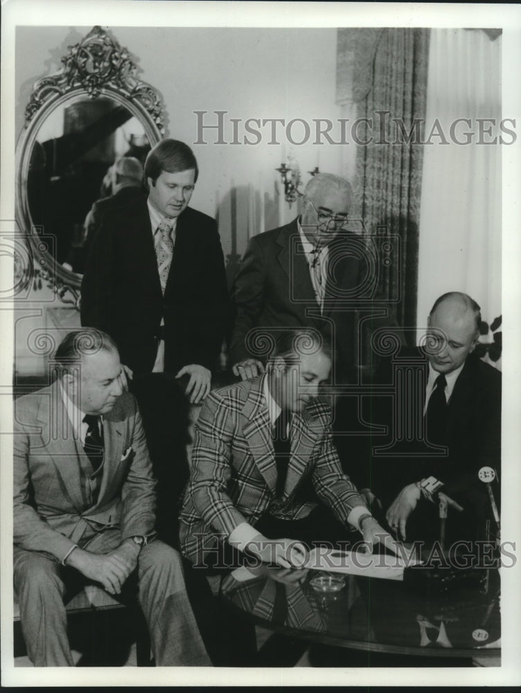 1977 Press Photo Bank Week in Louisiana proclaimed by Governor Edwin Edwards