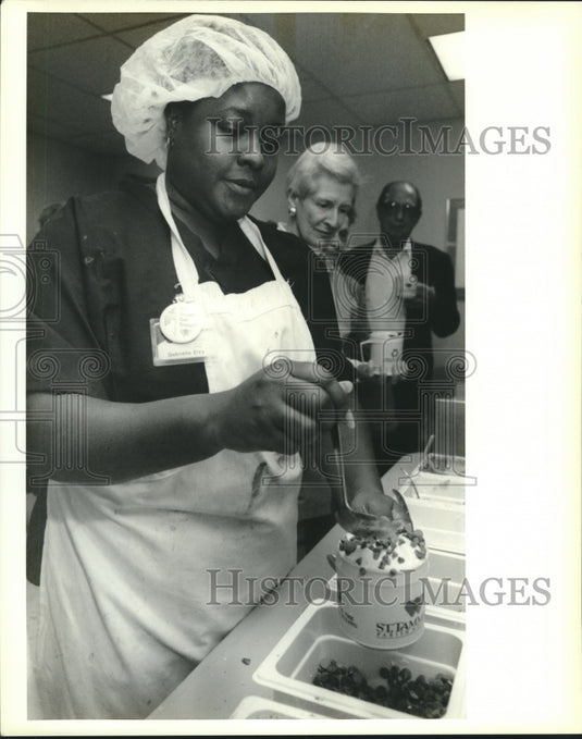1991 Press Photo Gabrielle Elzy scoops ice cream at St. Tammany Parish Hospital- Historic Images