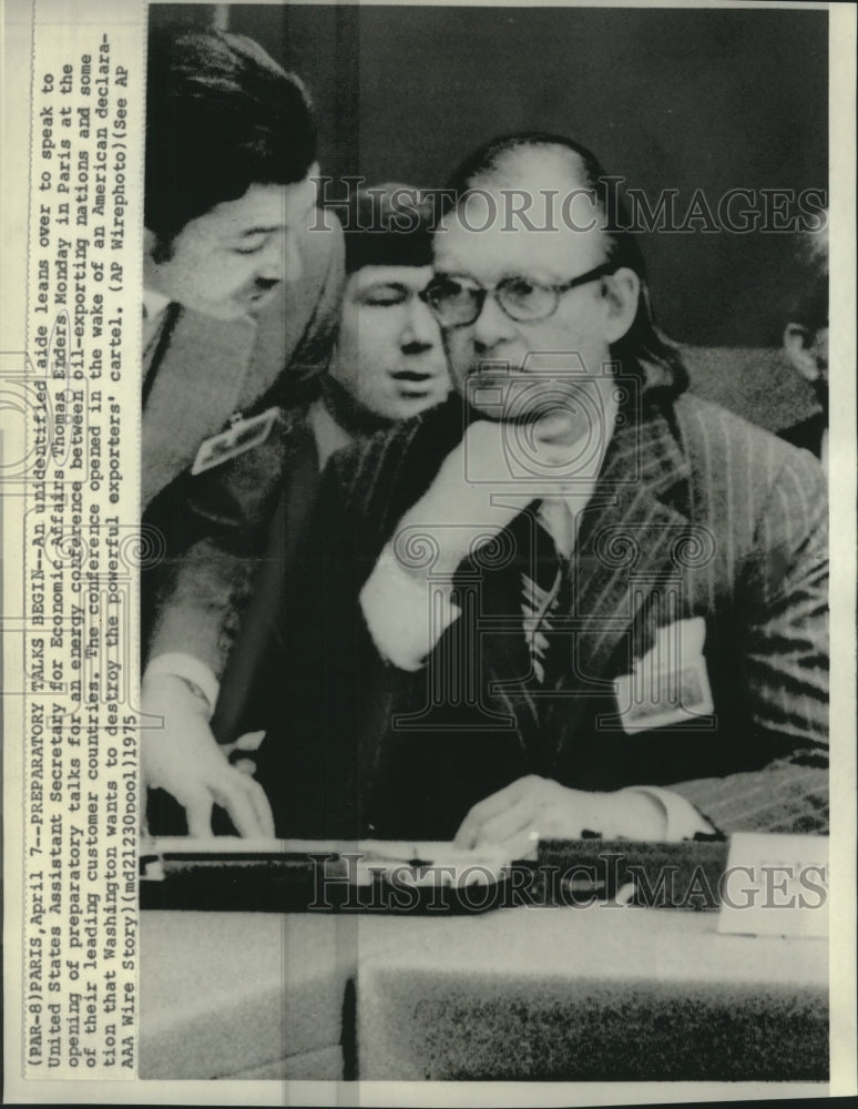 1975 Press Photo Aide to speak to Economic Affairs Asst Sec Thomas Enders - Historic Images