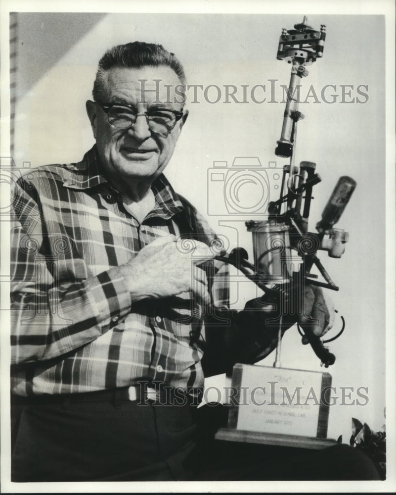 1972 Press Photo Charles Fitzgerald with piece of tool "art" as retirement gift