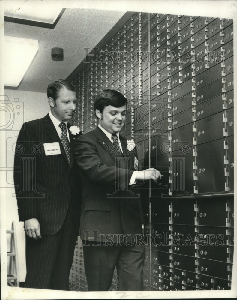 1972 Press Photo James H. Jones &amp; Ernest L. Eustis  III, open safe deposit box- Historic Images