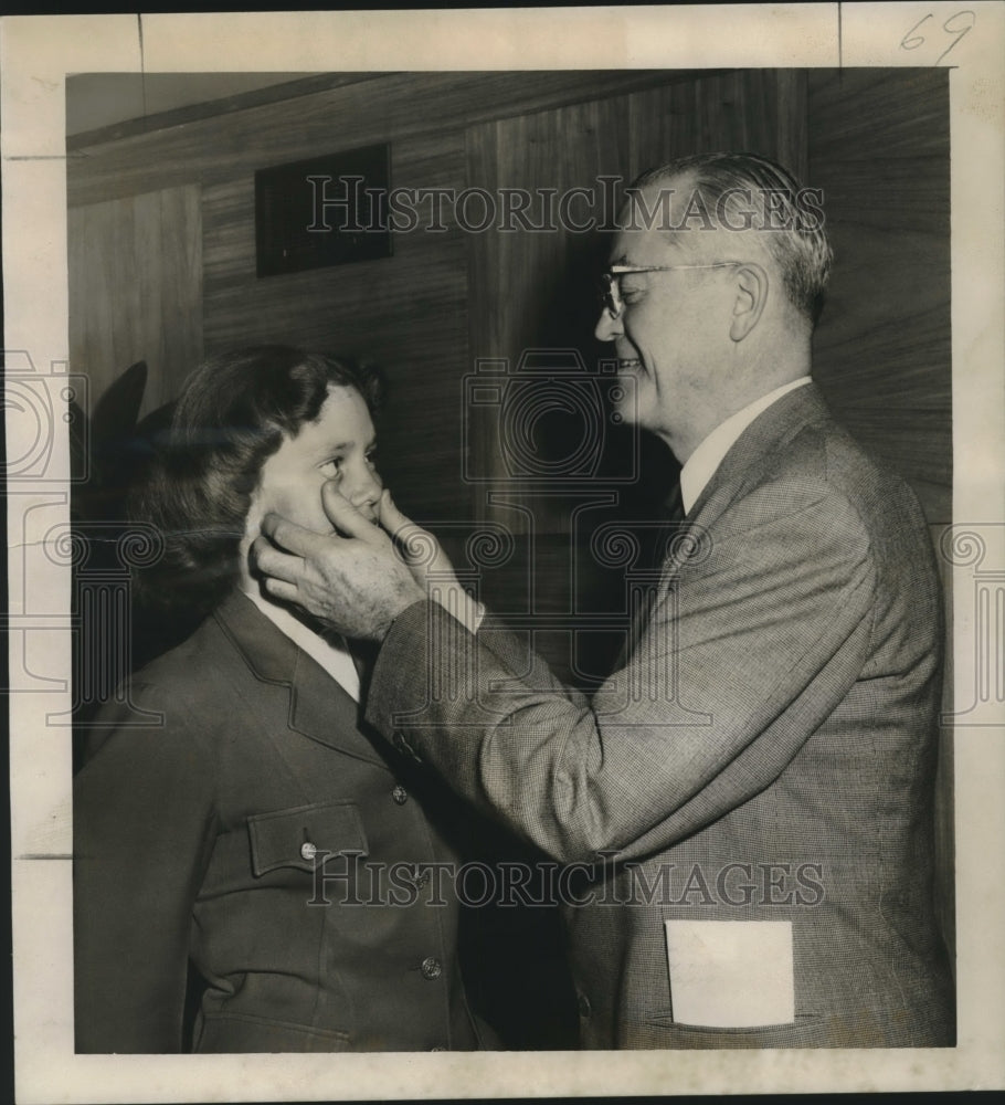 1955 Press Photo Dr. Walter Fink as he spot-examines Jean Plunkett at The Jung