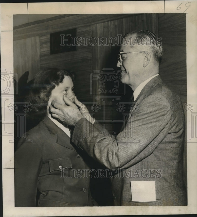Load image into Gallery viewer, 1955 Press Photo Dr. Walter Fink as he spot-examines Jean Plunkett at The Jung

