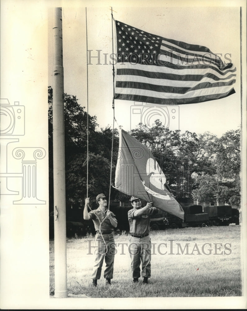 1974 Press Photo Staff Sgt. Edwin Guidroz &amp; Sgt. George Gouzy ad they raise flag- Historic Images