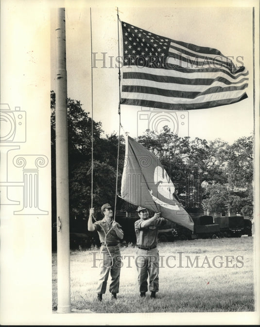 1974 Press Photo Staff Sgt. Edwin Guidroz & Sgt. George Gouzy ad they raise flag- Historic Images