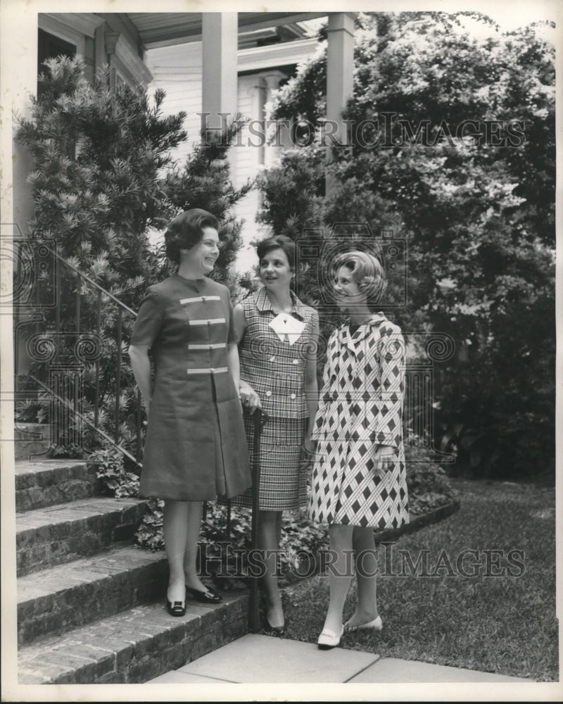 1971 Press Photo Mrs. Ashton Fisher and others stand in front yard - Historic Images