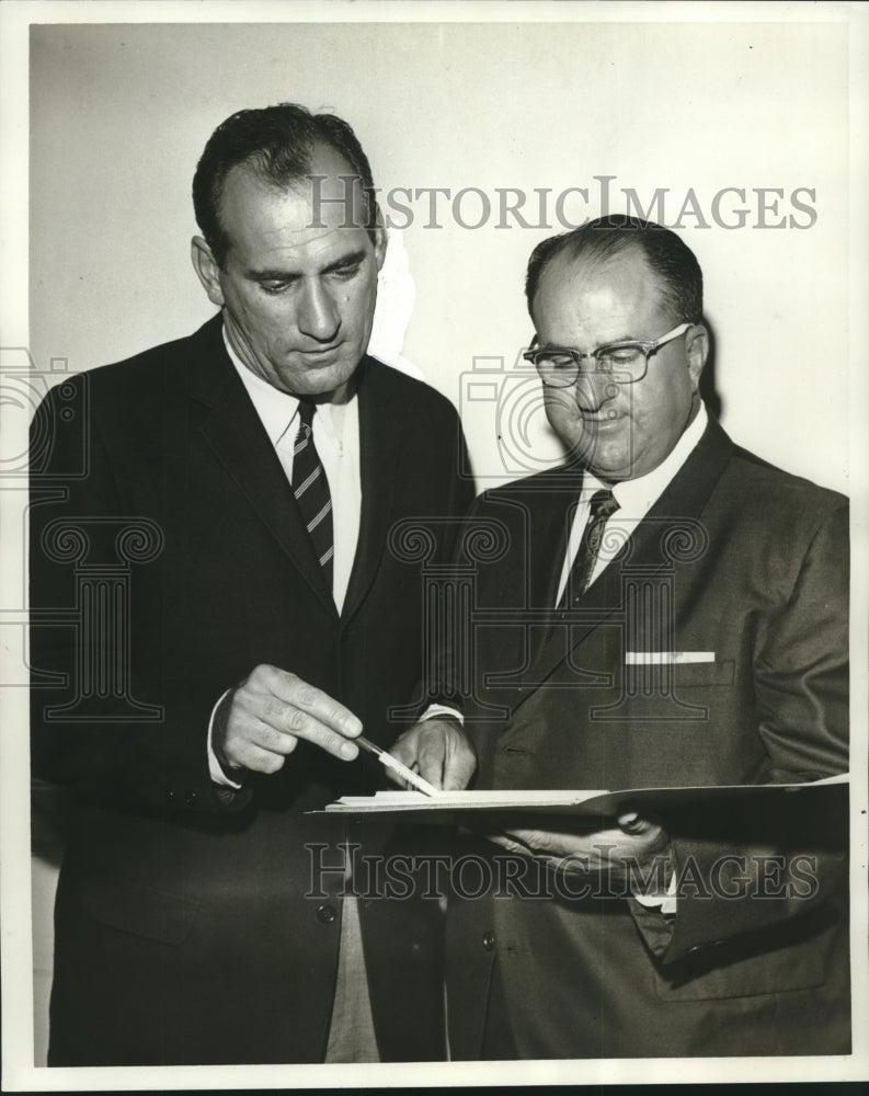 Load image into Gallery viewer, 1967 Press Photo Co-chairmen of Association for Retarded Children fund drive
