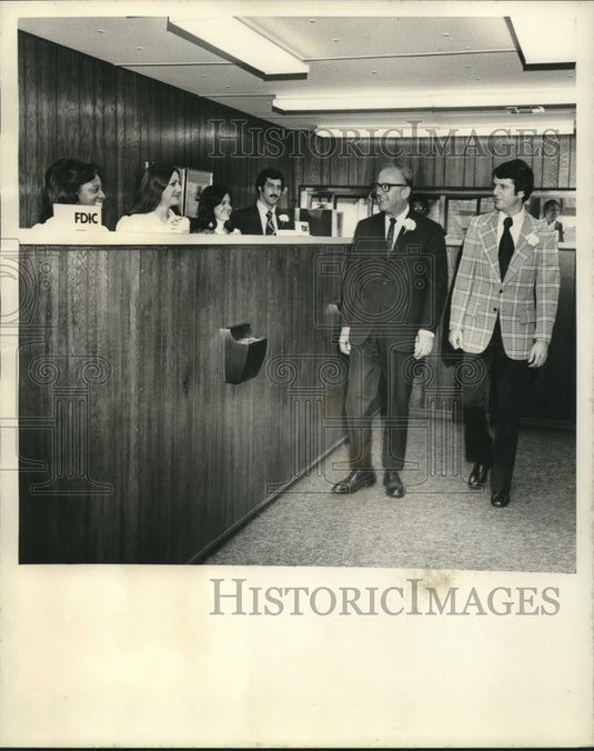1974 Press Photo Staff of BNO's new Aurora Banking Center, 3501 Kabel Drive- Historic Images