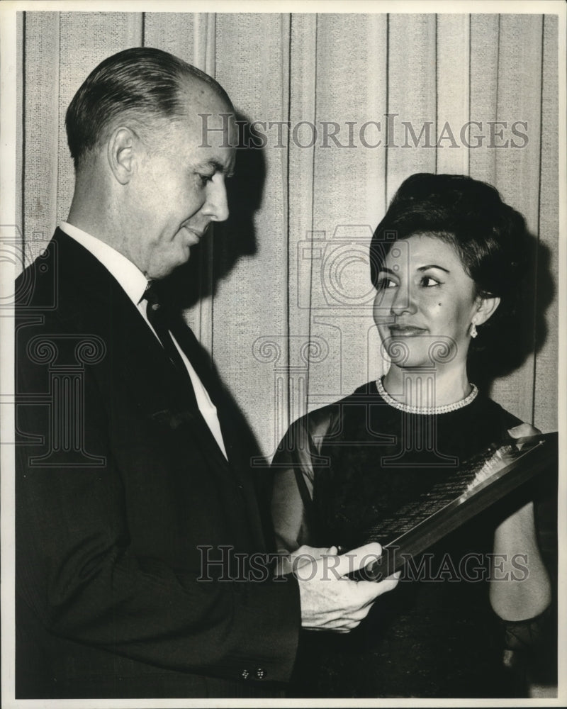 Load image into Gallery viewer, 1966 Press Photo George Flanagan and Sra. Leticia Herrera de Abadia at seminar
