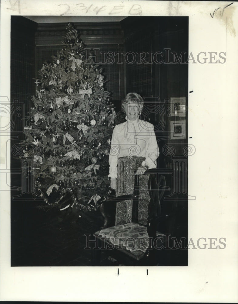 1977 Press Photo Mrs. Edward B. Ferguson stands by Christmas tree on Perrier St- Historic Images