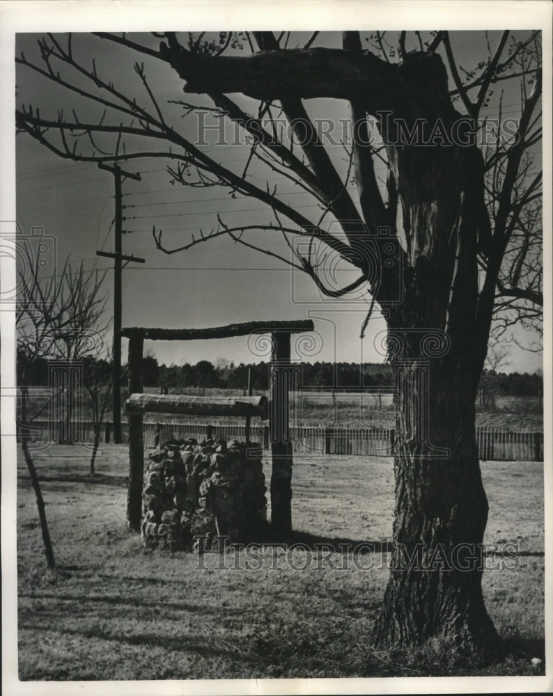 1966 Press Photo Rock and mortar well at Fort Jesup. - nob09052