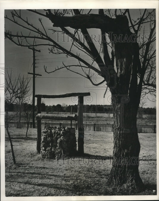 1966 Press Photo Rock and mortar well at Fort Jesup. - nob09052