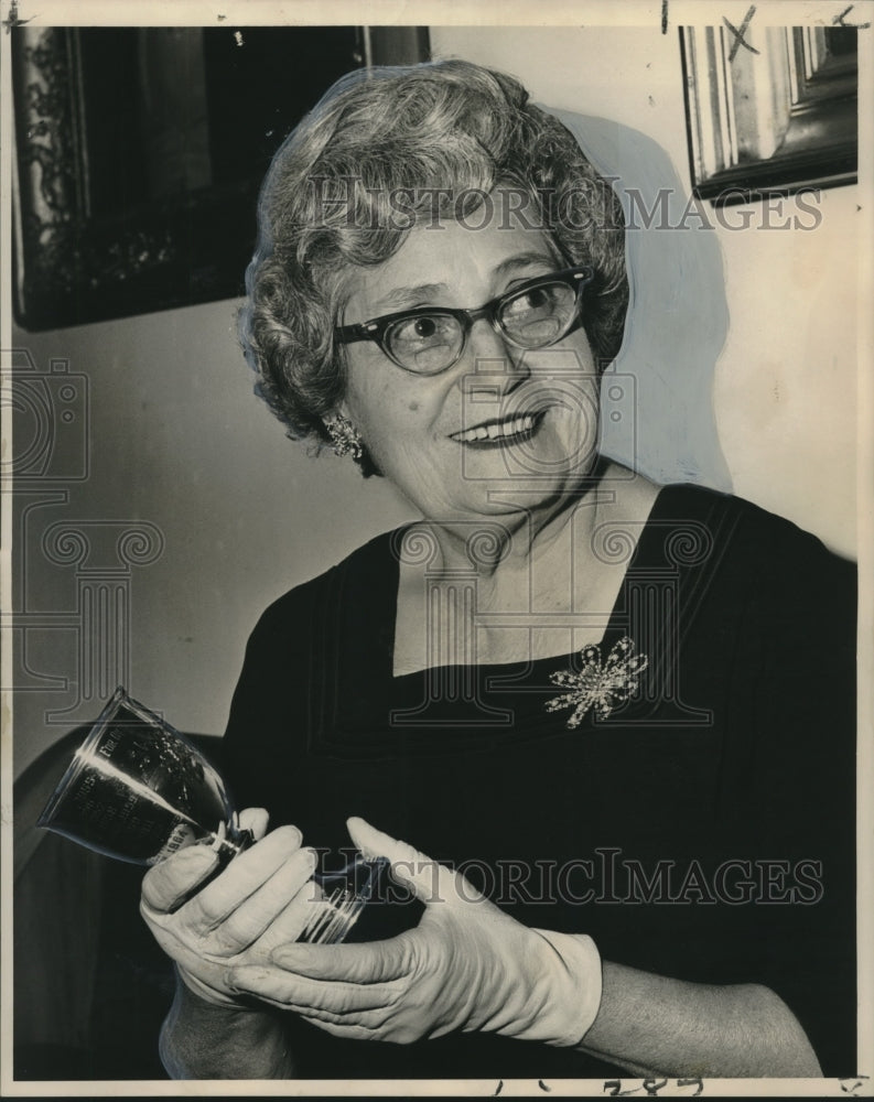 1964 Press Photo Mrs. Nathaniel L. Felton receives Karl Dingeldein Trophy