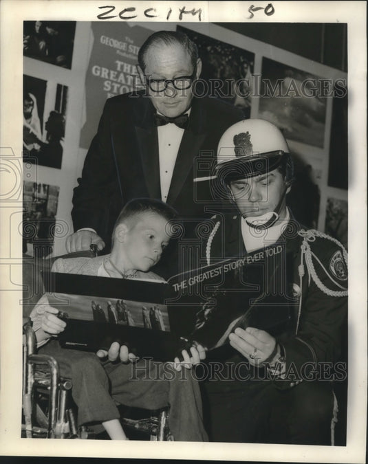 1965 Press Photo Joey Weber with John Fenasci & Eugene Picker read a book