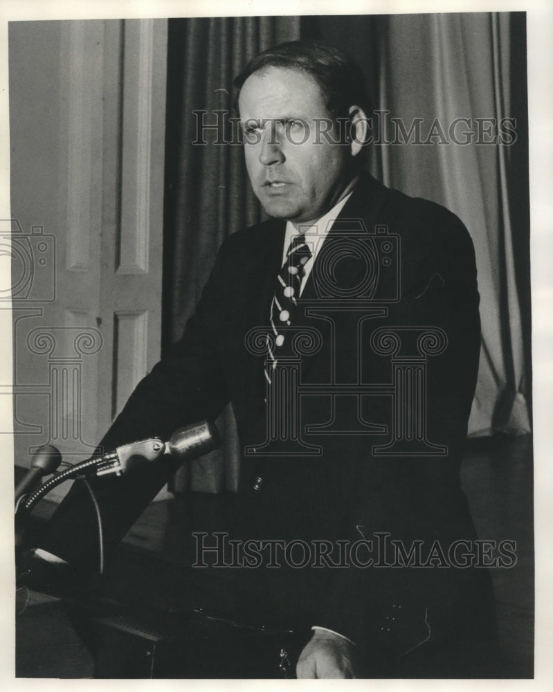 1975 Press Photo Richard Feltner, Assistant Secretary of Agriculture speaks - Historic Images