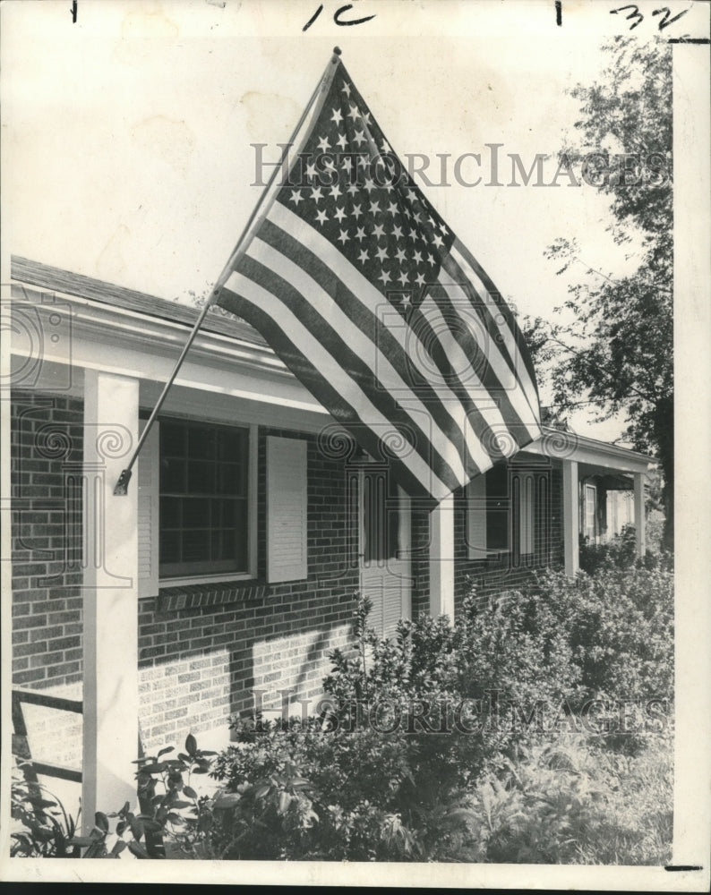 1969 Press Photo Flag hangs in front of 4541 Feliciana Drive in Gentilly Woods