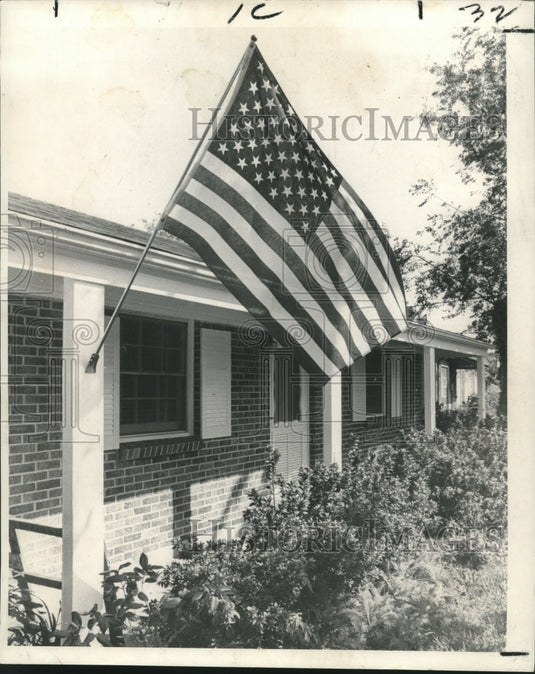 1969 Press Photo Flag hangs in front of 4541 Feliciana Drive in Gentilly Woods