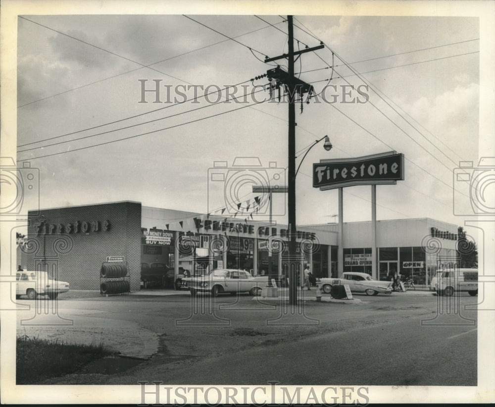 1965 Press Photo Firestone Store offers modern facilities at 4800 West Bank- Historic Images