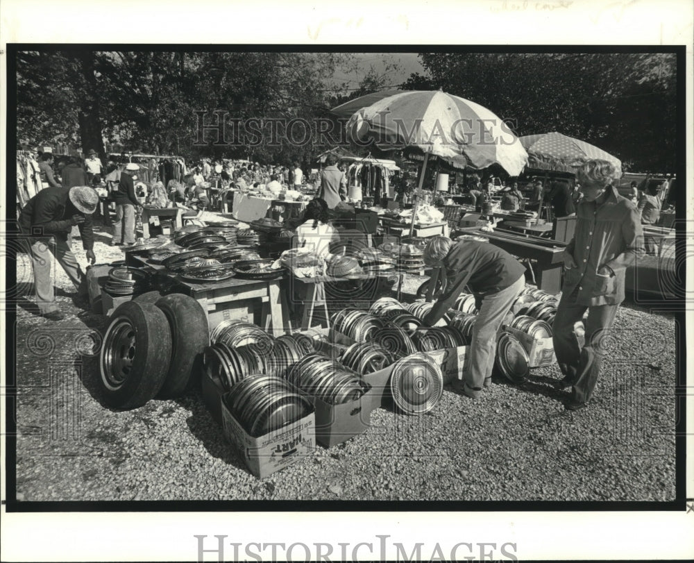 1978 Press Photo Customers look at wheel products at the Flea Market- Historic Images