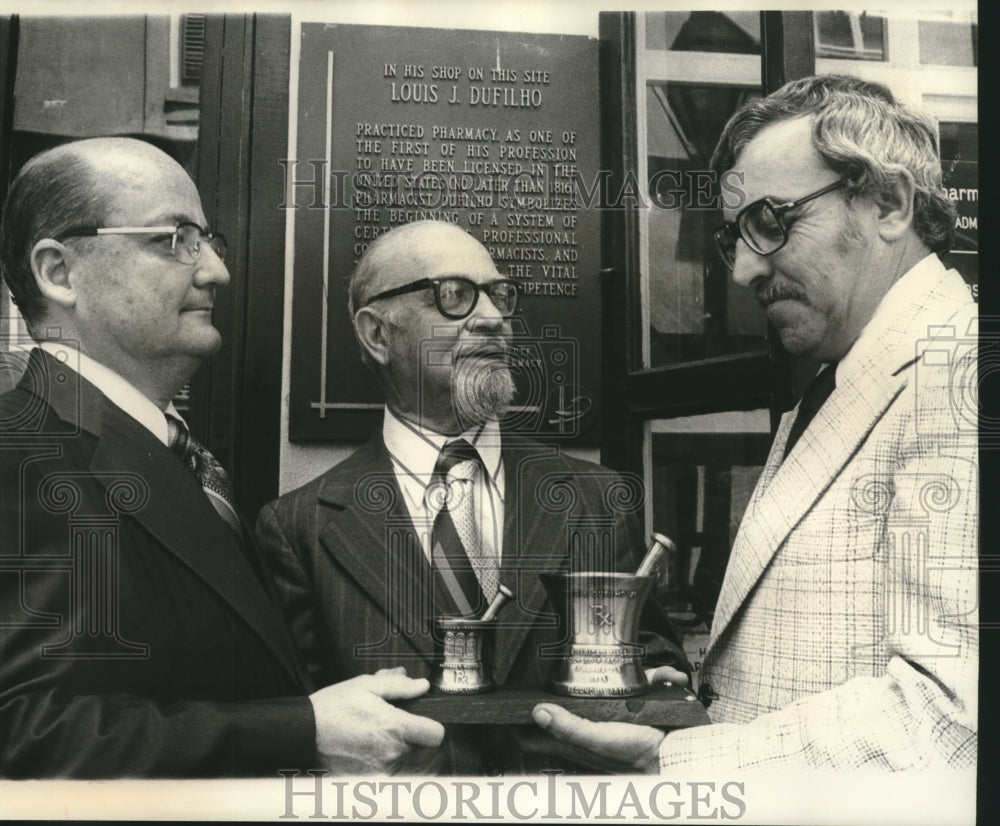 1977 Press Photo W. M. P. Flanagan et al at Drug Store Museum at 514 Chartres St- Historic Images