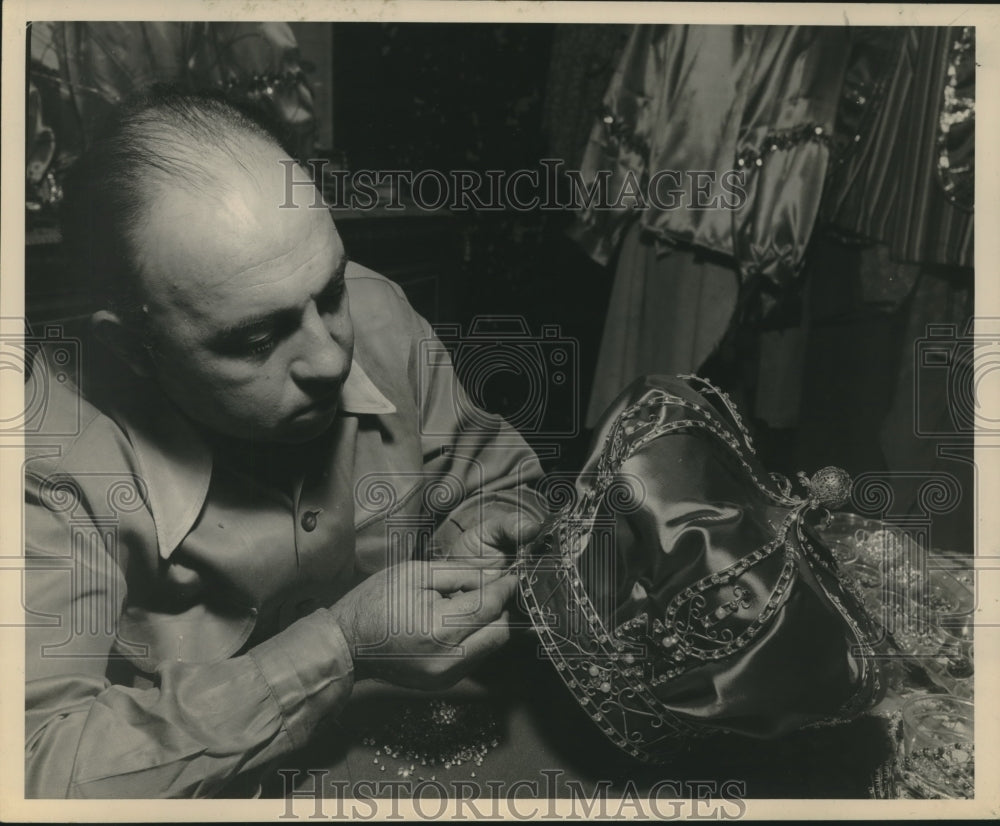 1950 Press Photo Process of making a crown for a Carnival ruler - nob09197