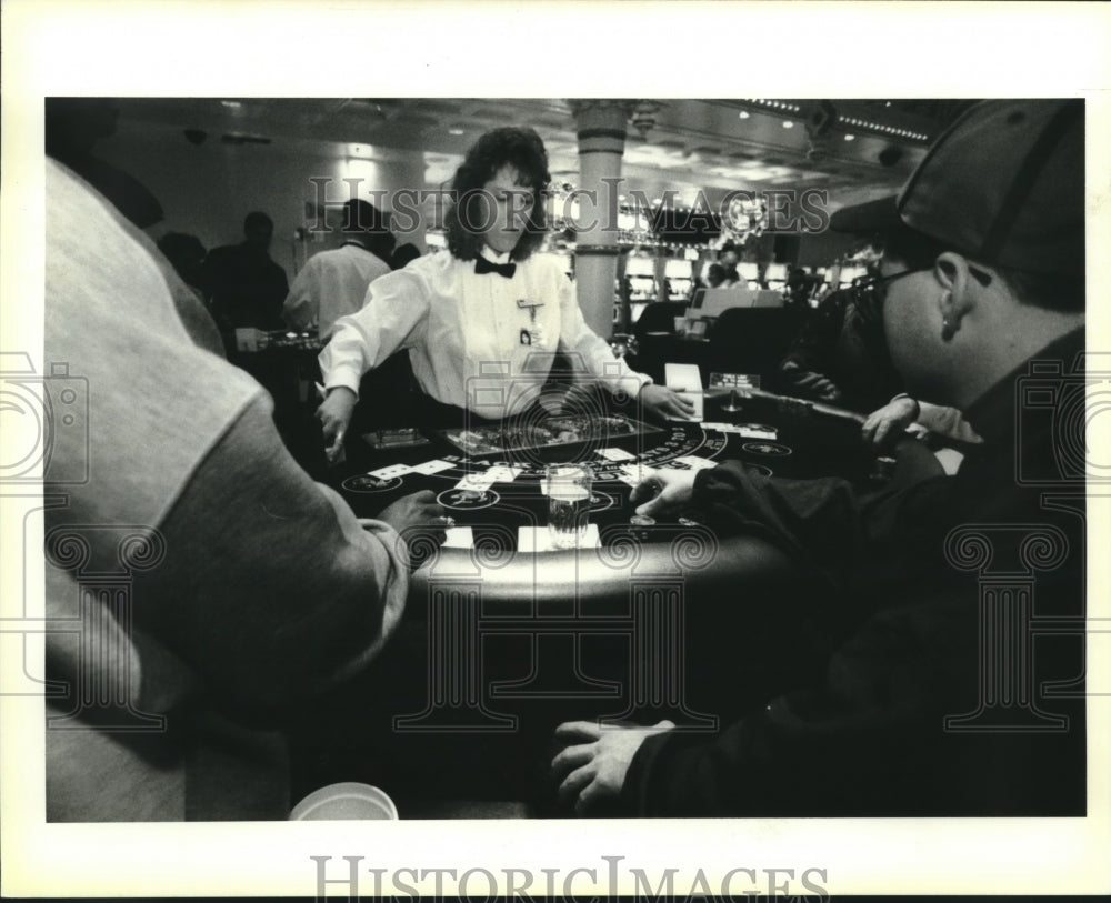 1994 Press Photo Robin Collatt deals blackjack on Flamingo Casino.- Historic Images