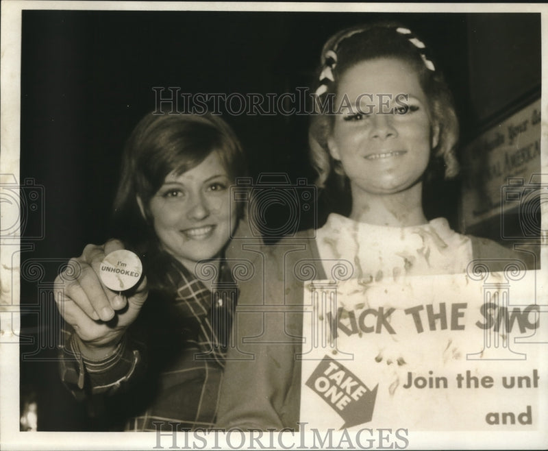 Load image into Gallery viewer, 1969 Press Photo Unhooked generation attendees Rosemary Labatut and Dale Fishel
