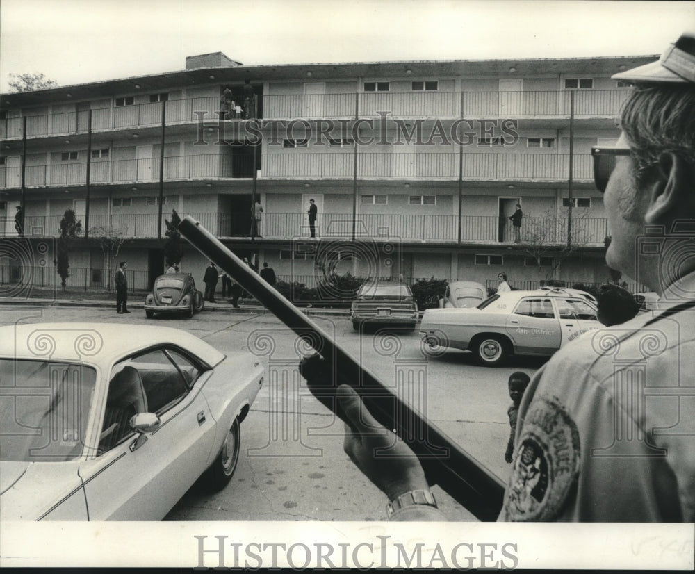 1972 Press Photo NOPD and FBI in door-to-door search for bank robbery suspects- Historic Images