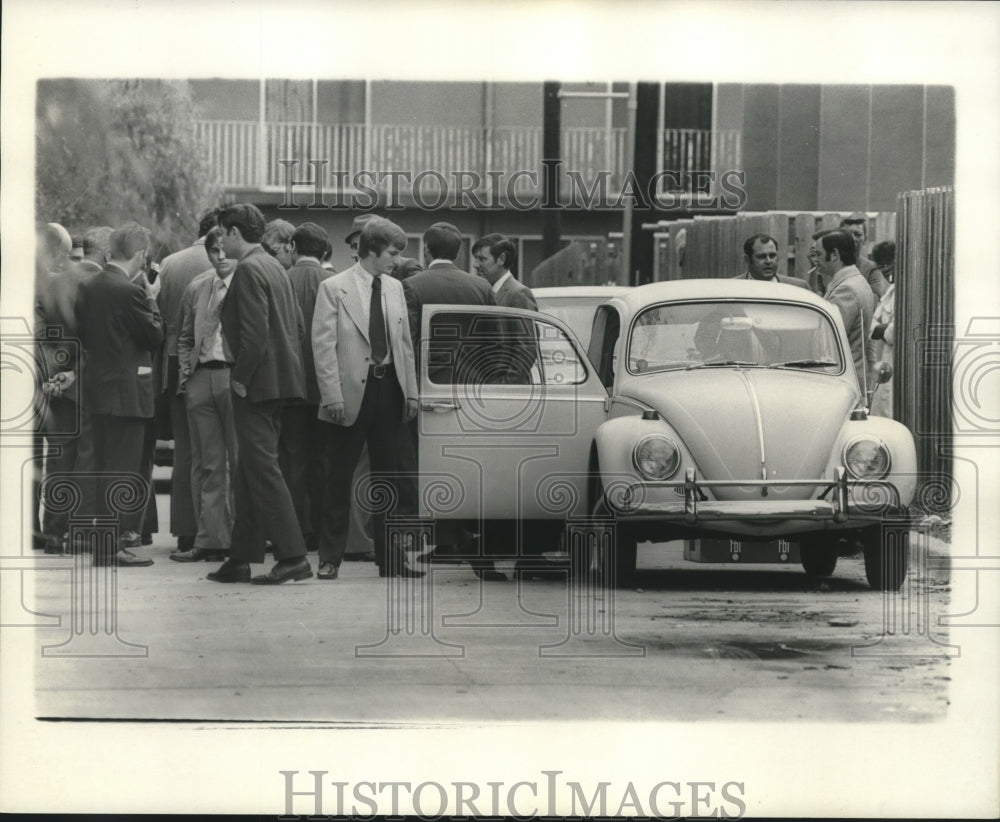 1972 Press Photo Crowd gathered, Algiers Holdup- Historic Images