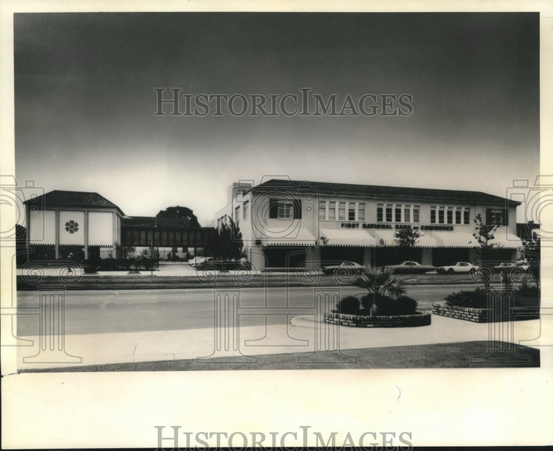 Load image into Gallery viewer, 1971 Press Photo First National Bank of Commerce, St. Charles - nob09315
