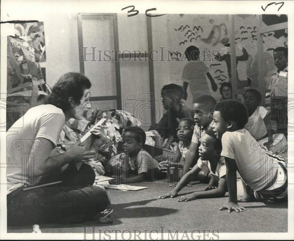 1972 Press Photo Children mesmerized by actions of artist Ken Feit- Historic Images